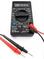 Hvordan bruke et voltmeter for å teste en 12 Volt Cable