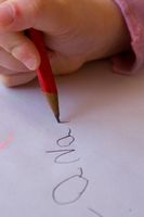 Hvordan hjelpe barnet ditt lære å skrive