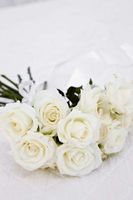 Hvordan lage en Black & White Bouquet med silke blomster