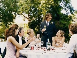 Hvordan å mate et stort publikum for et bryllup