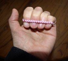 Hvordan lage en gummistrikk Synes å bytte Fingers
