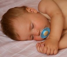 Tips for hvordan du får en Teething, trafikk baby til å sove