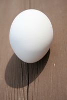 Hvordan lage en hjemmelaget bouncy ball laget av en Egg