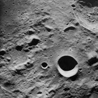 Hva er forholdet mellom den Vinkel Størrelse på Moon & dets avstand fra Jorden?