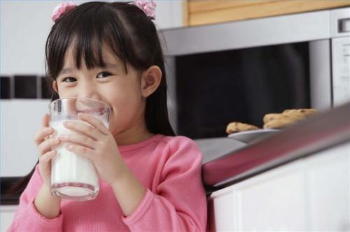 Hvordan å drikke melk uten å bli syk