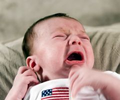 Hvordan behandle sprukne lepper på en nyfødt