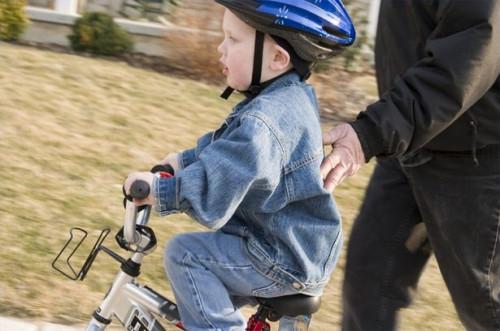 Hvordan lære et barn lære seg å sykle uten trening hjul