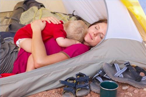 Hvordan få barnet til å sovne i telt