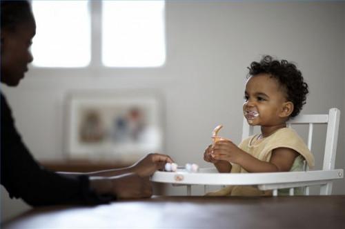Hvordan vite når en baby er klar for yoghurt