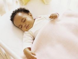 Hvor lenge kan en ammet babyen sove om natten?