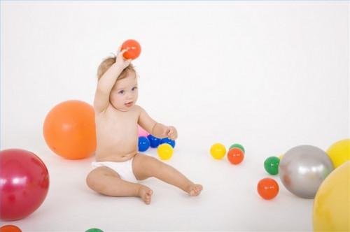 Hvordan lære en baby å kaste en ball