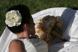 Hvordan gjøre Bridal Hair med blomster