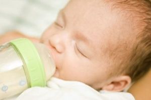 Hvordan stoppe babyer fra Spitting