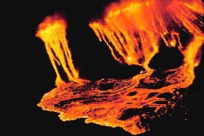 Hva er de viktigste forskjellene mellom Lava & Magma?