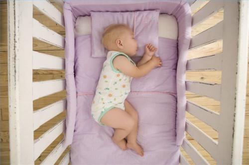 Hvordan få babyen til å sove hele natten