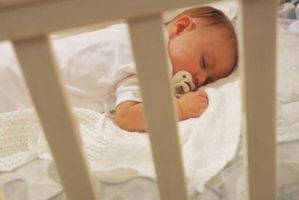 Hvordan forsiktig Teach Your Baby å sovne alene