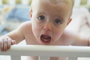 Hvordan man skal håndtere en baby som dunker hodet i barneseng