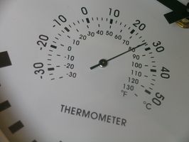 Hvordan overføre Kelvin Into Celsius og deretter til Fahrenheit