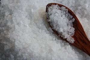 Hvorfor er Salt brukes til å smelte isen?