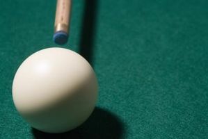 Hvordan Sett Backspin på Billiards