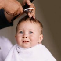 Hvordan Cut en baby krøllete hår