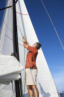 Hvordan erstatte Sails på en liten seilbåt