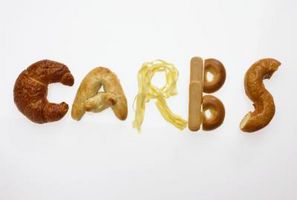Hvilke funksjoner av karbohydrater i planter og dyr?