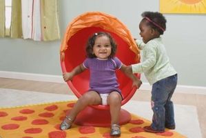 De beste innendørs og utendørs lekeområder for barn under 2