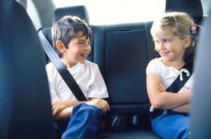 Hva som kan skje når du forlater et barn uten tilsyn i et kjøretøy?