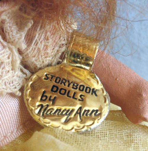 Hvordan samle Nancy Ann Storybook Dolls