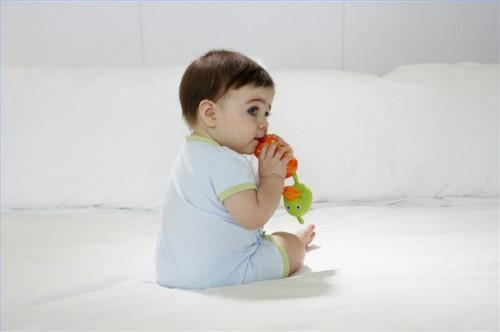 Hvordan gjenkjenne tegn på teething i en baby