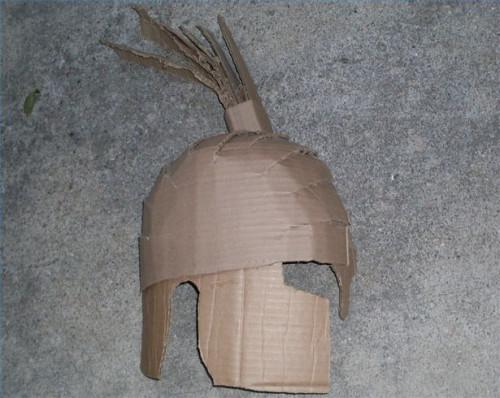 Hvordan lage en spartansk hjelm ut av papp
