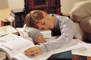 Hvordan oppmuntre et barn å gjøre leksene