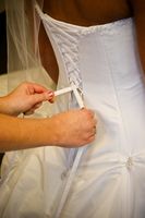 Hvordan Sett en Corset Tilbake i en brudekjole