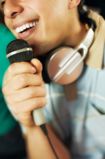 Karaoke spill som bruker en mikrofon