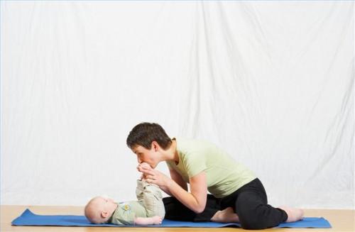 Hvordan delta en Baby Yoga Class
