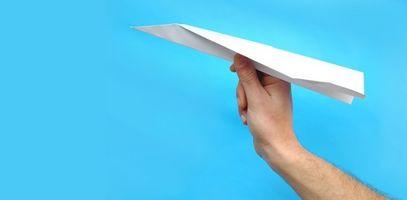 Hvordan gjøre det beste papiret flyet