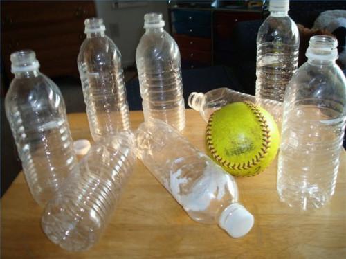 Hvordan lage en resirkulert vann flaske Bowling spill