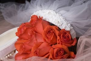 Hvordan lage en Silver Beaded Bridal Bouquet