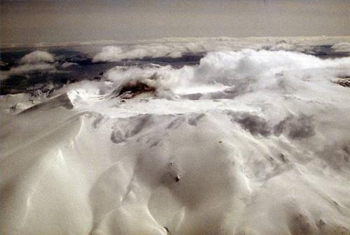 Hvor mange vulkaner har hatt utbrudd i Alaska?