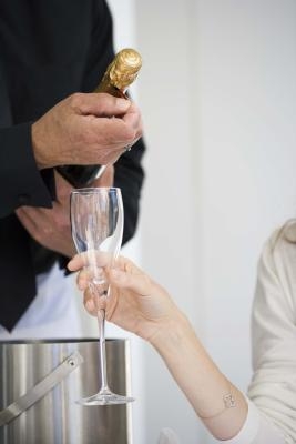 Hvordan dekke champagneflasker med folie