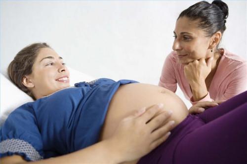 Hvordan kontrollere hevelse under graviditet
