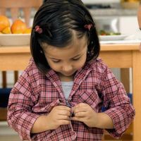 Hvordan du får din preschooler å bli kledd