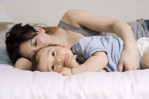 Hvordan Trygg dele seng med babyen din