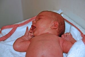 Hvordan Kle en baby forsiktig