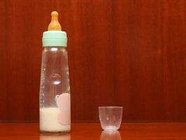 Hvordan å mate Cold Formula til en Infant