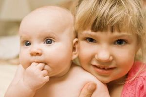 Hvordan man skal håndtere Førstefødte Jealousy Mot en nyfødt søsken